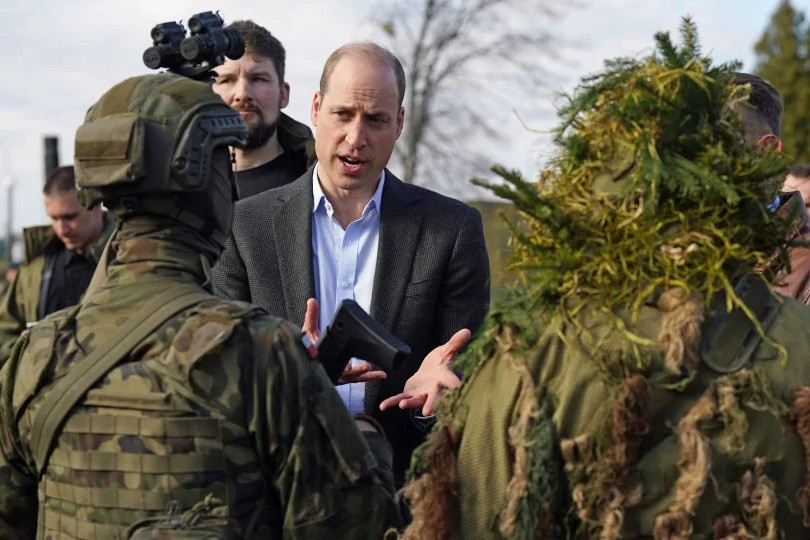 Video Hoàng tử William bất ngờ tới thăm binh sĩ gần biên giới Ba Lan – Ukraine