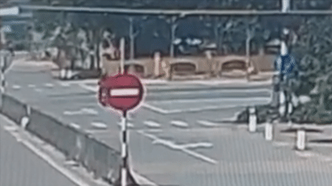 Hà Tĩnh: Ô tô lao vút qua ngã tư đâm trúng người phụ nữ đi xe máy