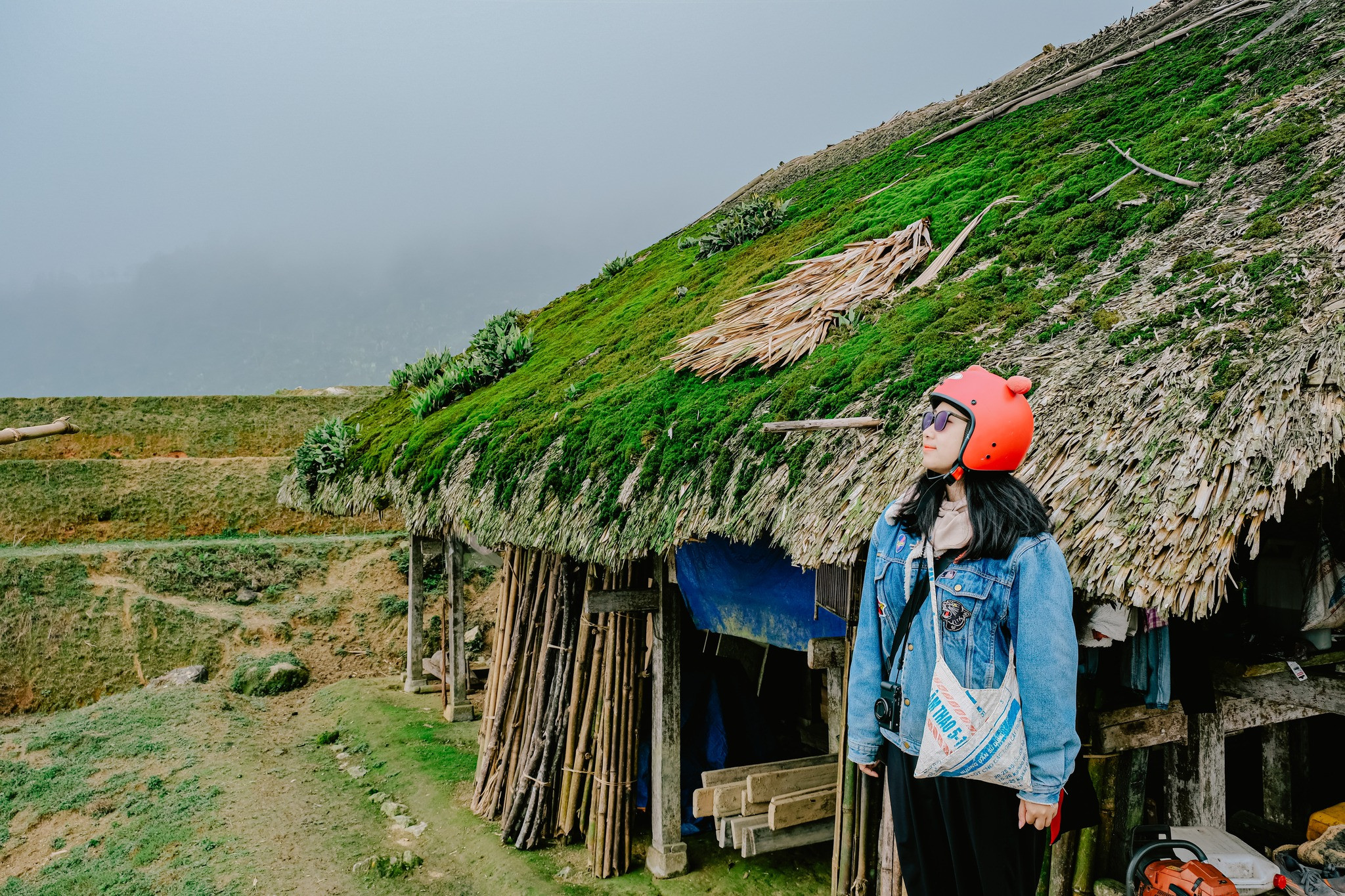 Những ngôi nhà 'phủ chăn' trên mái, giữ cho hè mát, đông ấm ở Hà Giang
