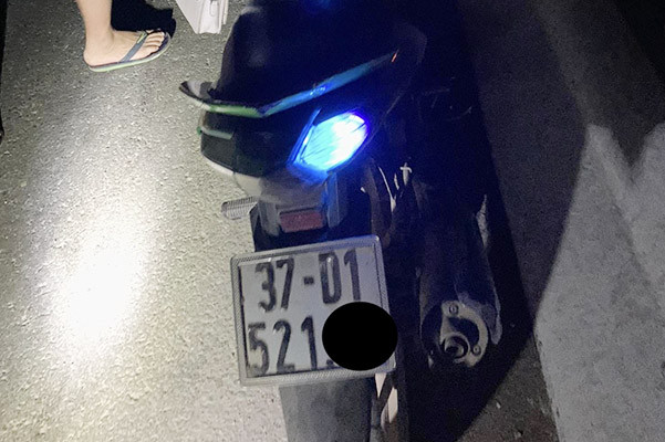 Tìm kiếm người phụ nữ bỏ lại xe máy trên cầu ở Nghệ An