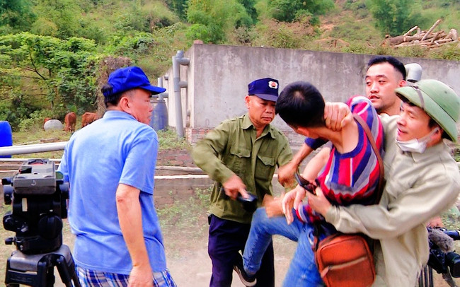 Đề nghị Công an Hoà Bình điều tra các đối tượng hành hung nhóm phóng viên Dân Việt