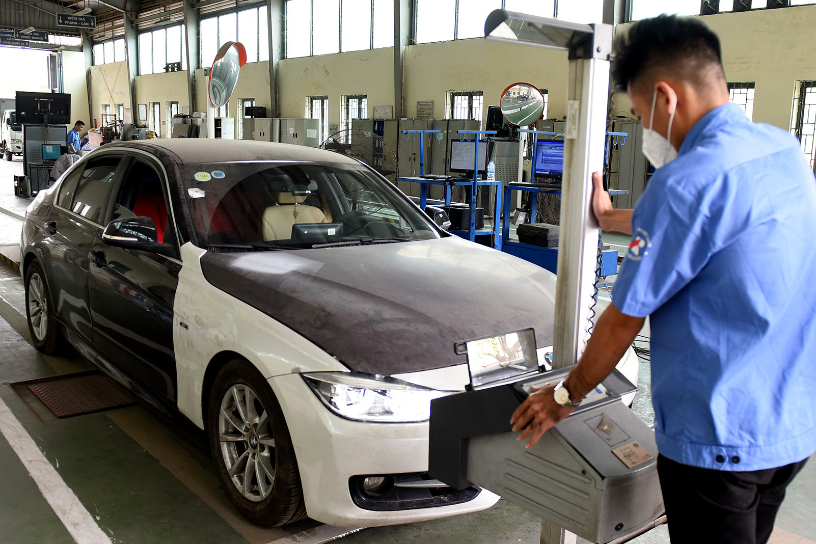 Hơn 500.000 ô tô được miễn đăng kiểm lần đầu, lỡ làm mất tem thì sao?