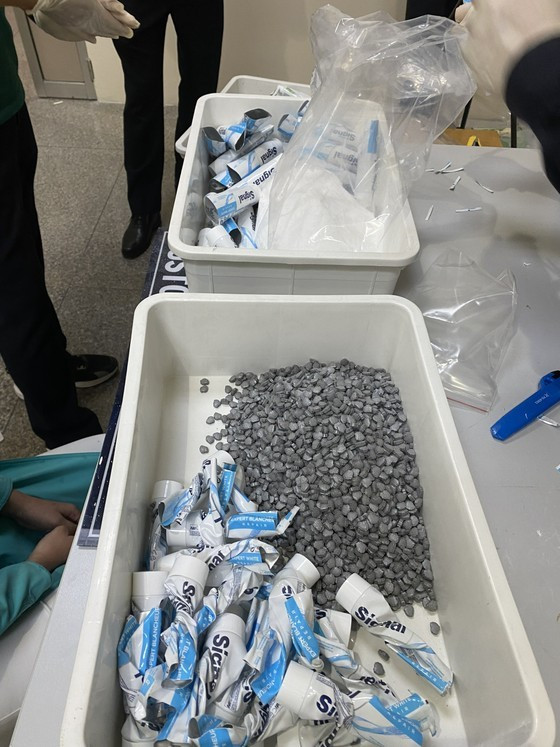 Two arrested in 11kg drug transport from France to HCMC case ảnh 1