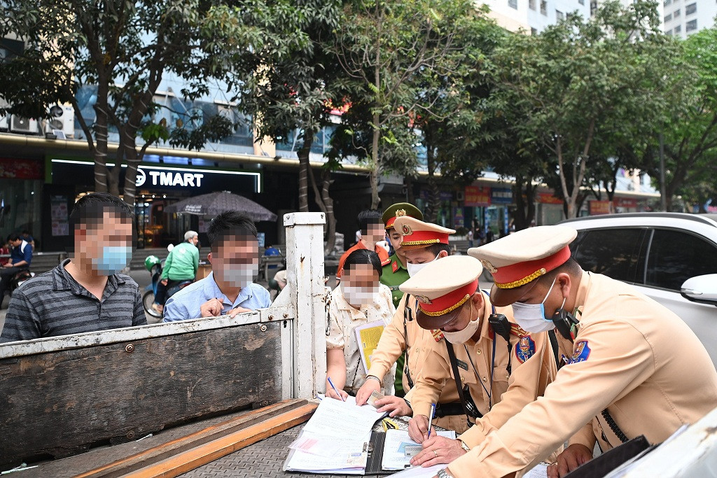 Đỗ ô tô chiếm lòng đường ở Hà Nội, tài xế xếp hàng nhận phiếu phạt