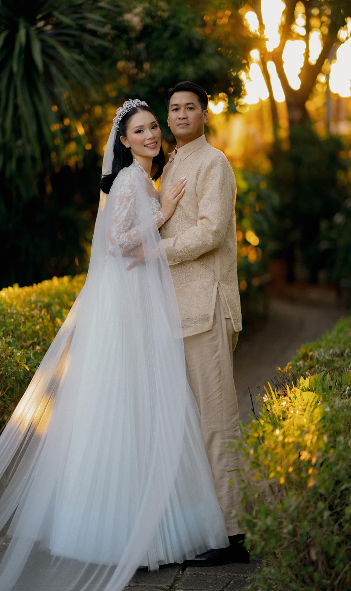 Linh Rin dịu dàng khi sánh vai cùng Phillip Nguyễn trong ngày cưới