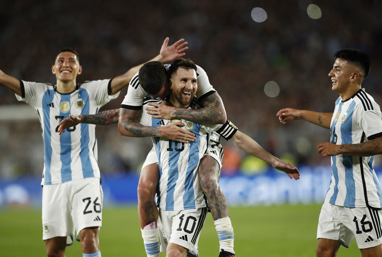 Messi ghi siêu phẩm sút phạt, Argentina thắng dễ Panama