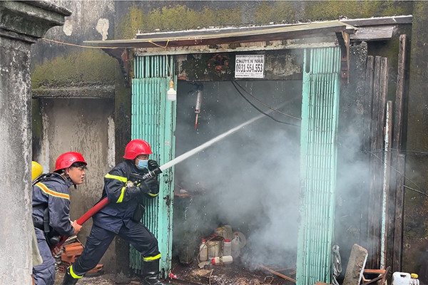 TP.HCM: Cháy xưởng gỗ ở Thủ Đức, nhiều tài sản bị thiêu rụi