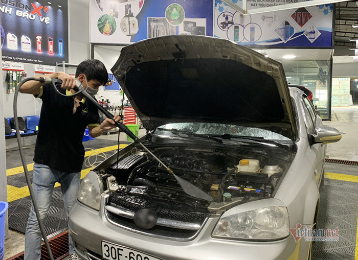 Có nên xịt rửa trực tiếp vào khoang máy ô tô?