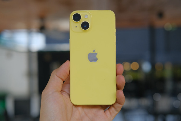 Cận cảnh iPhone 14 màu vàng tại Việt Nam