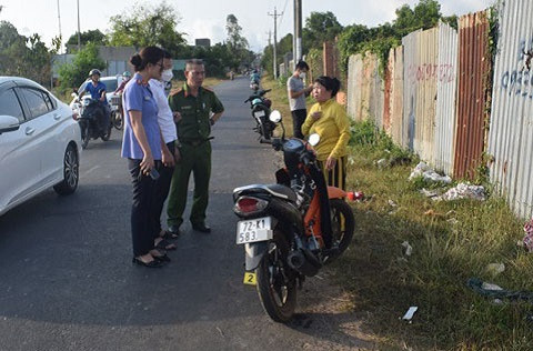 Điều tra người phụ nữ bị ném ớt bột, cướp tài sản trên đường