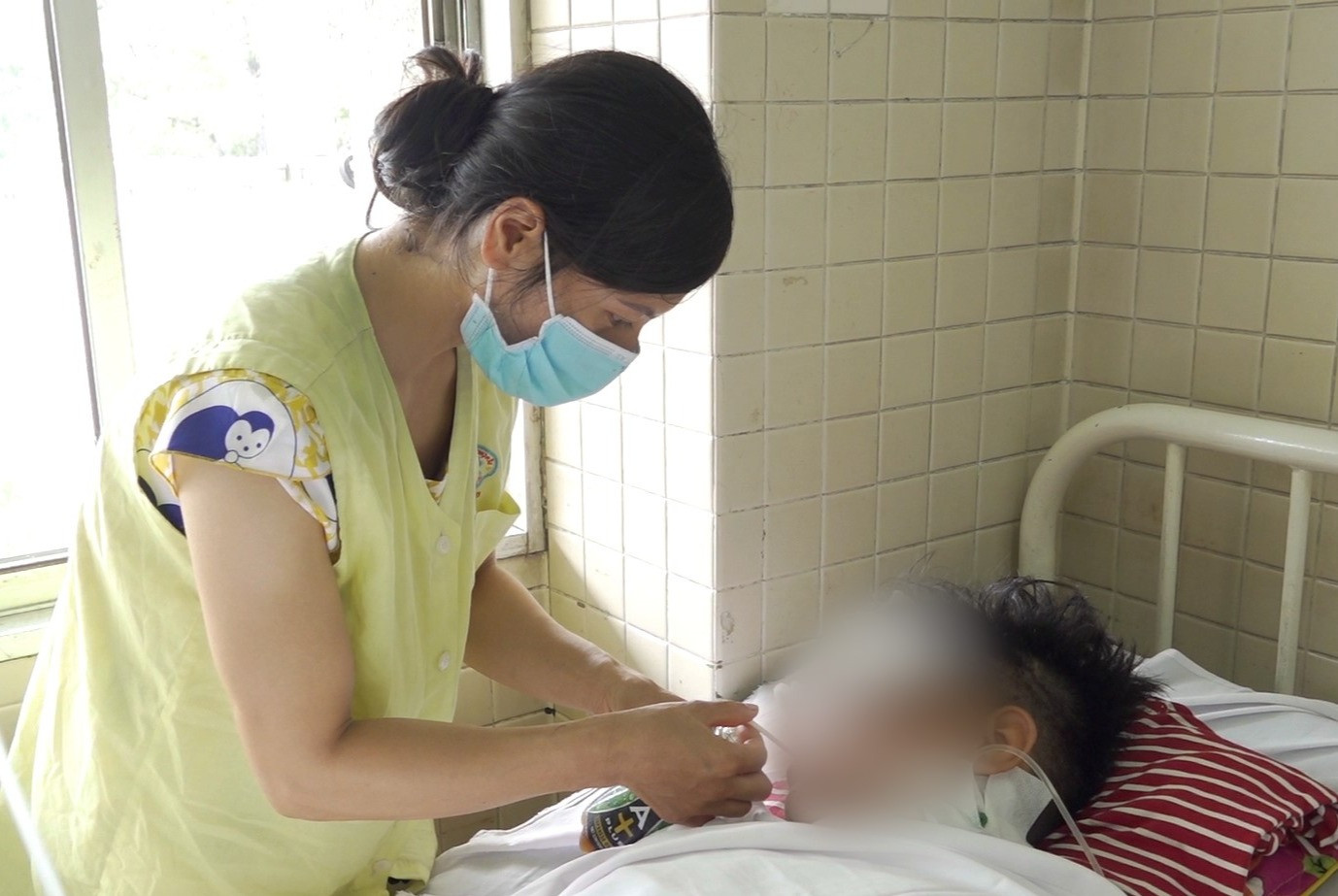 Vụ nổ pháo tự chế ở Đắk Lắk: Nam sinh 14 tuổi bị hỏng mắt trái