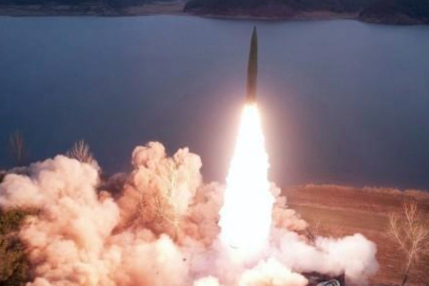 Triều Tiên thử nghiệm vũ khí hạt nhân dưới nước, diễn tập tên lửa hành trình