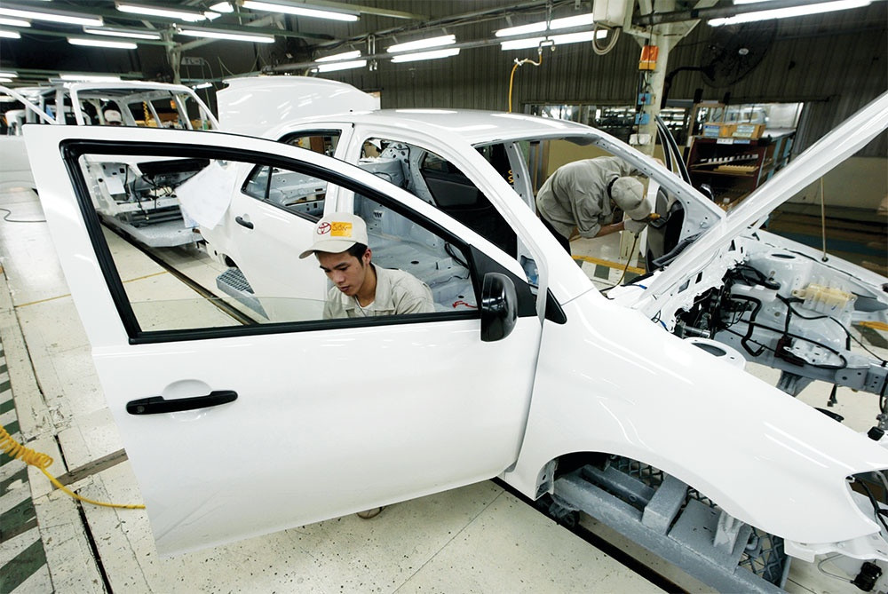Auto makers project bumpy years ahead