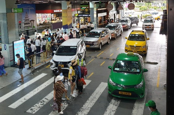 Phí 'cõng' phí khi vào Tân Sơn Nhất đón khách, Hiệp hội taxi TP.HCM cầu cứu