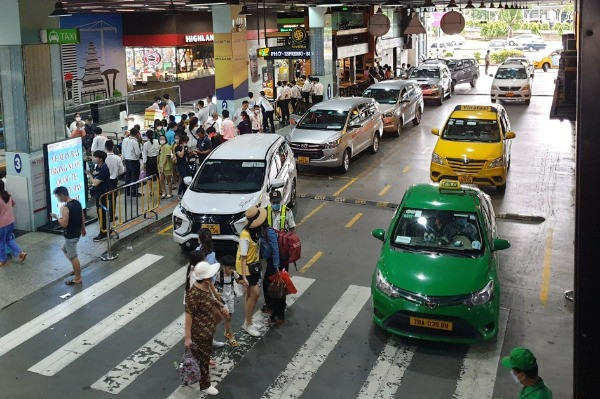 Phí 'cõng' phí khi vào Tân Sơn Nhất đón khách, Hiệp hội taxi TP.HCM cầu cứu