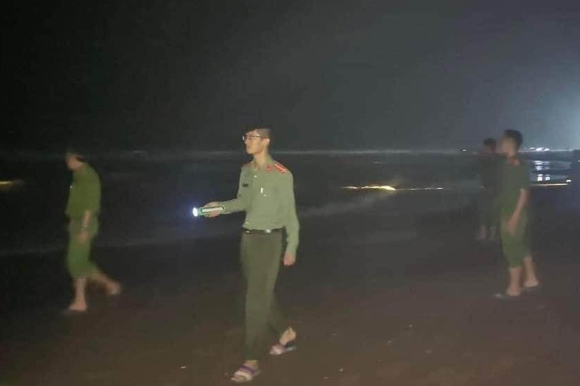 Hàng trăm người chong đèn, xuyên đêm tìm kiếm 2 học sinh đuối nước trên biển