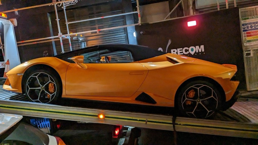 Hai siêu xe Lamborghini Huracan bị cảnh sát 'tóm' vì quá ồn ào