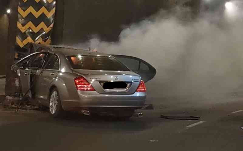 Xe Mercedes-Benz bốc cháy dữ dội, tài xế không kịp thoát thân