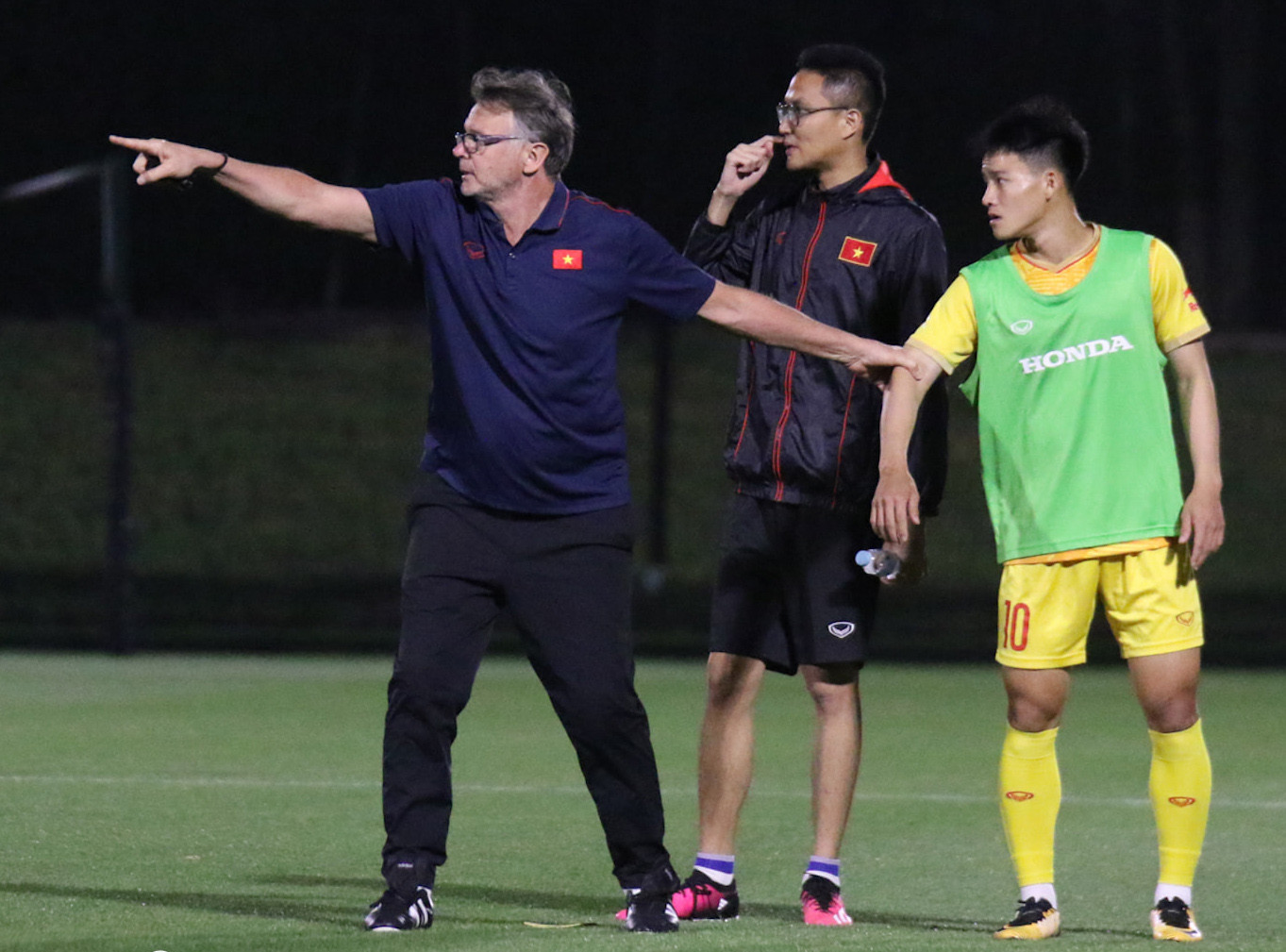 HLV Philippe Troussier 'chỉnh' cầu thủ U23 Việt Nam trước trận gặp UAE