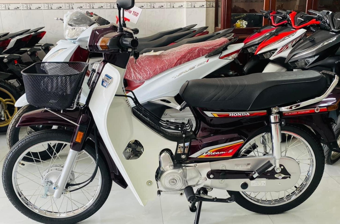 Honda Dream Thái 1994 dọn mới vẫn có giá 150 triệu đồng