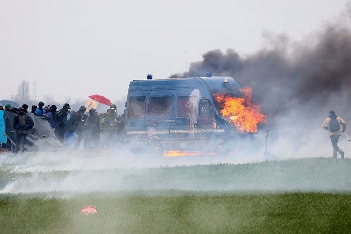 Cảnh sát Pháp dùng lựu đạn trấn áp người biểu tình phản đối xây hồ chứa nước