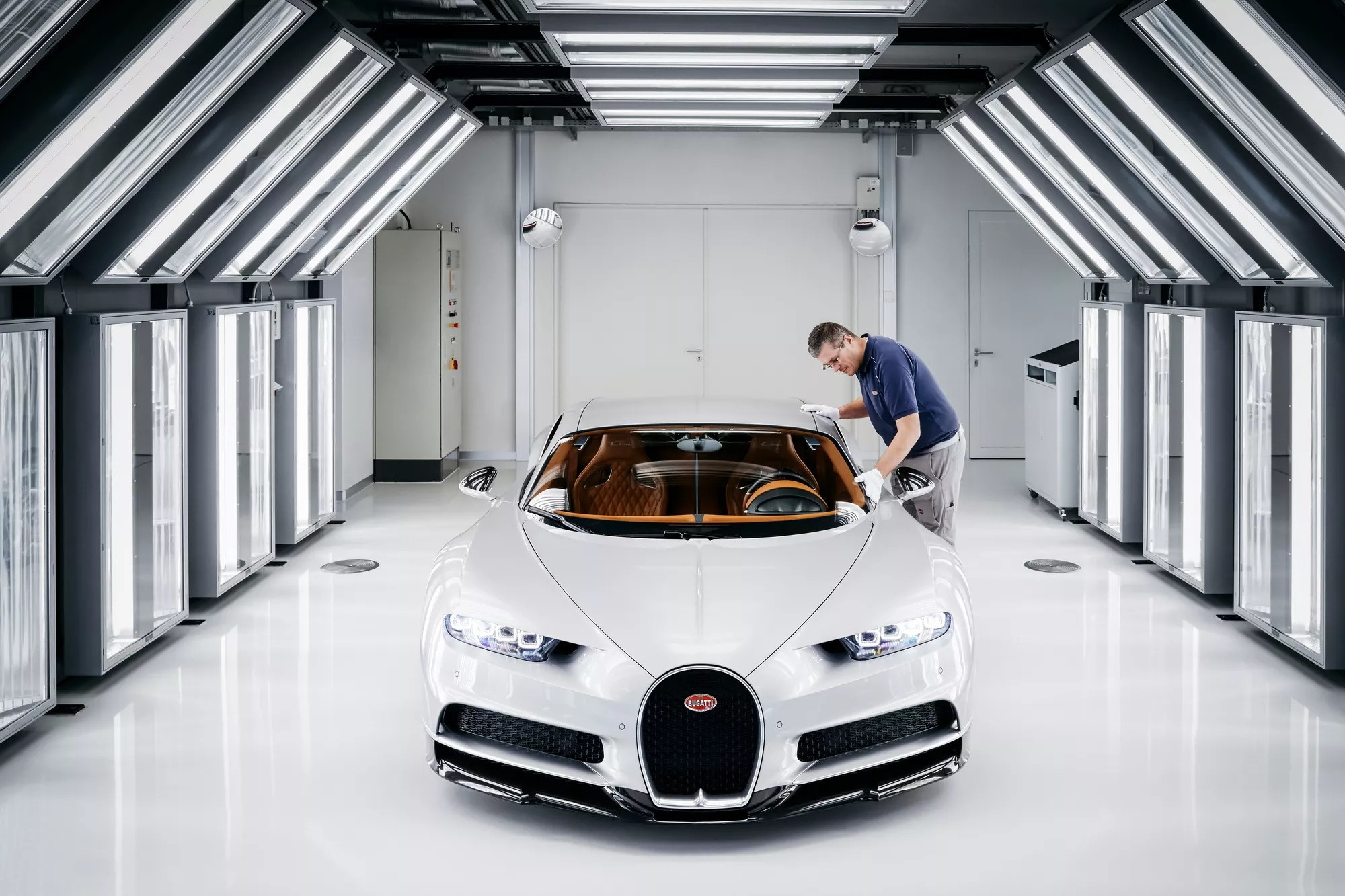 Siêu xe Bugatti Veyron kèn cựa với BMW trên phố và cái kết