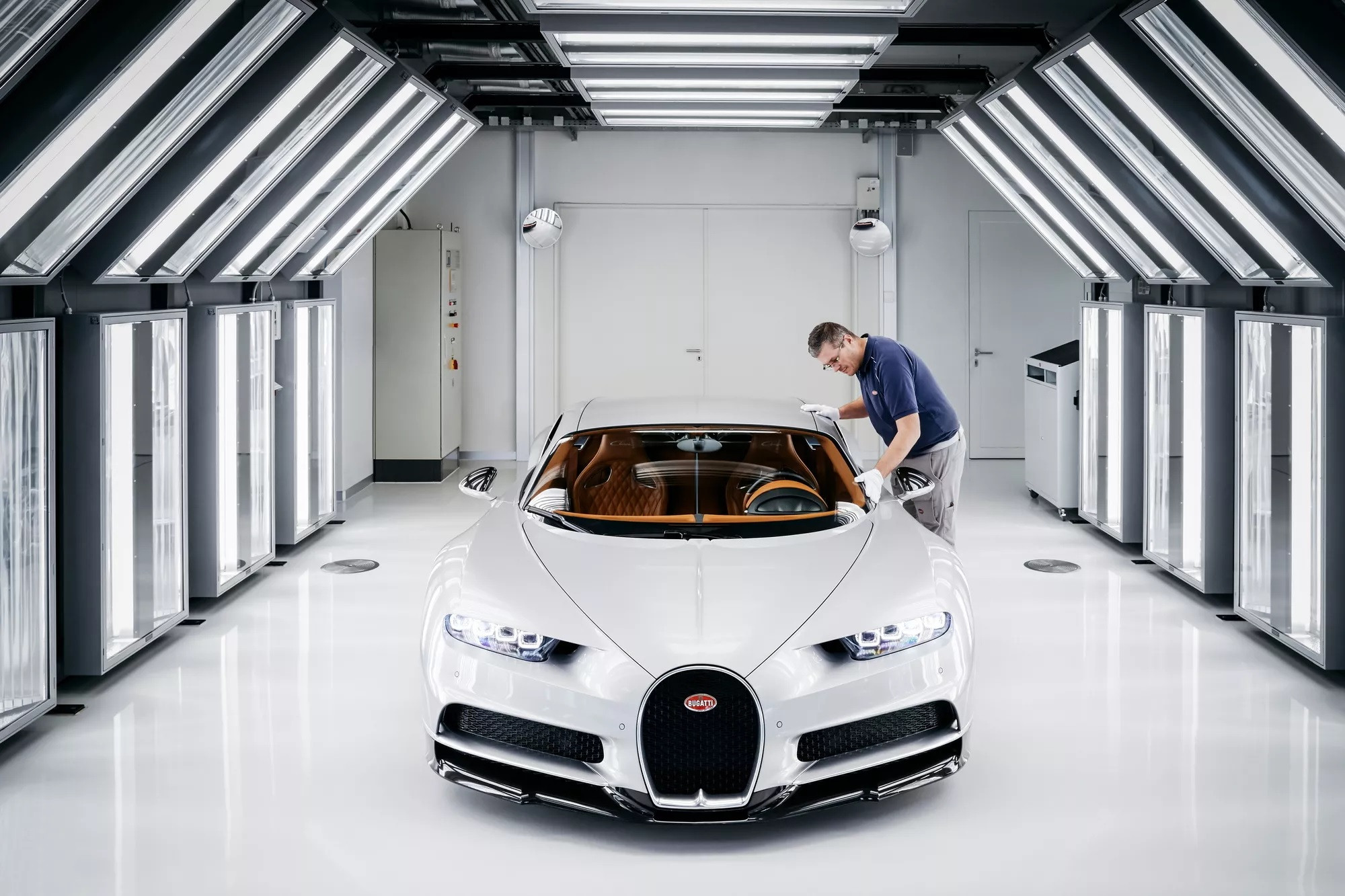 Lý do xe của Bugatti luôn đắt: riêng sơn thân xe tốn đến 700 giờ