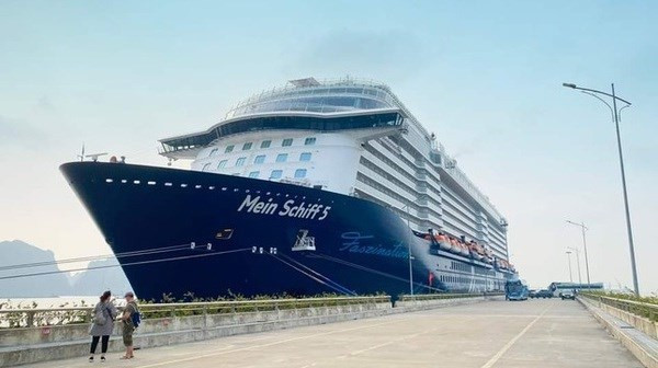 cruise ships take international visitors to