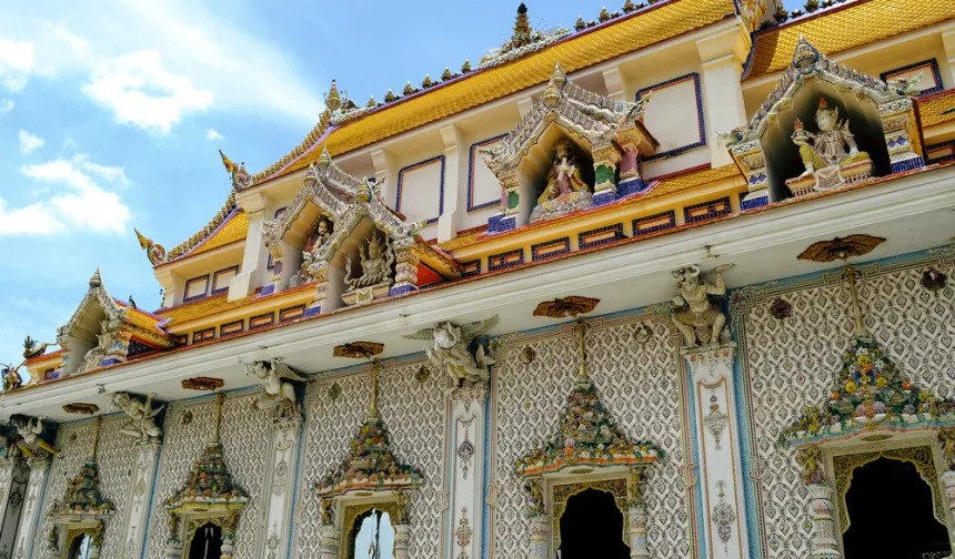 Khám phá 'đền David Beckham' nổi tiếng thế giới ở Thái Lan
