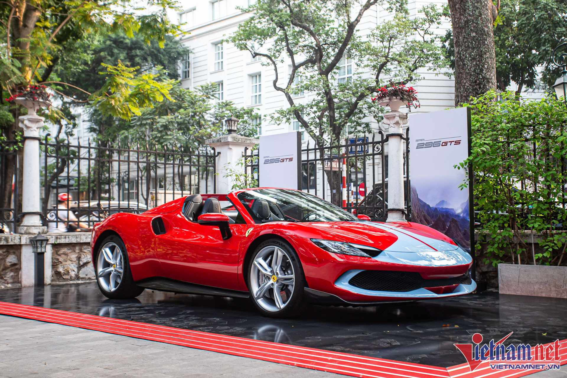 Khám phá siêu xe mui trần Ferrari 296 GTS giá 23 tỷ đầu tiên về Việt Nam