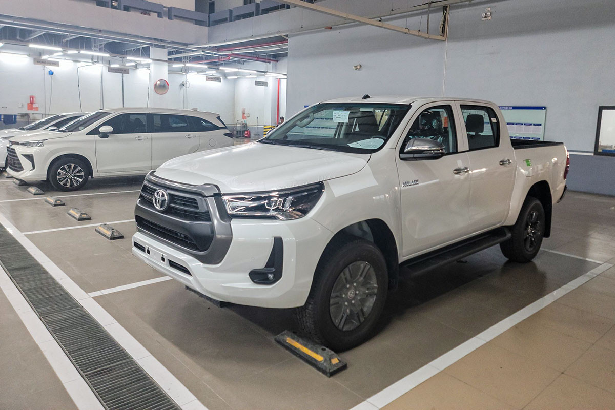 Toyota Hilux bán trở lại chỉ một phiên bản, tăng giá 178 triệu đồng