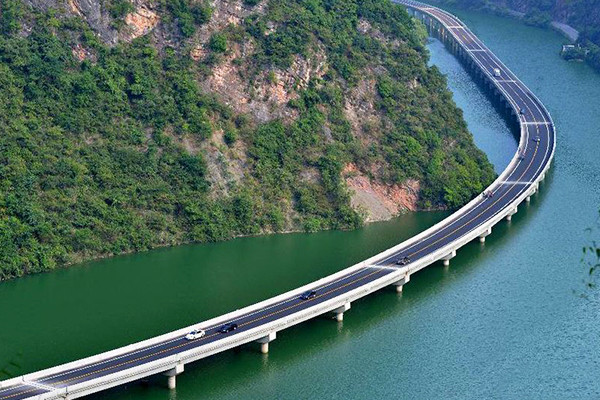 Khám phá xa lộ giữa sông được mệnh danh đẹp nhất Trung Quốc
