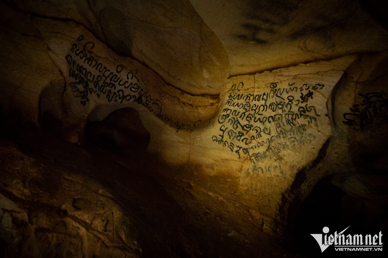 Bí ẩn hang động lưu nhiều vết tích người Chăm cổ tại Quảng Bình