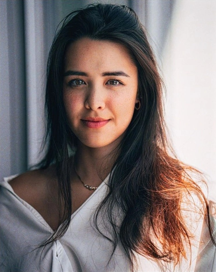 Con gái Chung Lệ Đề bị chỉ trích vì thay đồ ngay trong livestream - 3