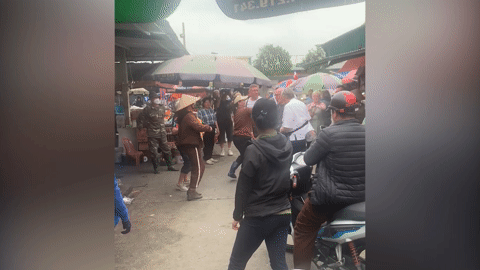 Video khách Tây nhảy 'thả ga' tại chợ truyền thống Quảng Ninh gây sốt MXH
