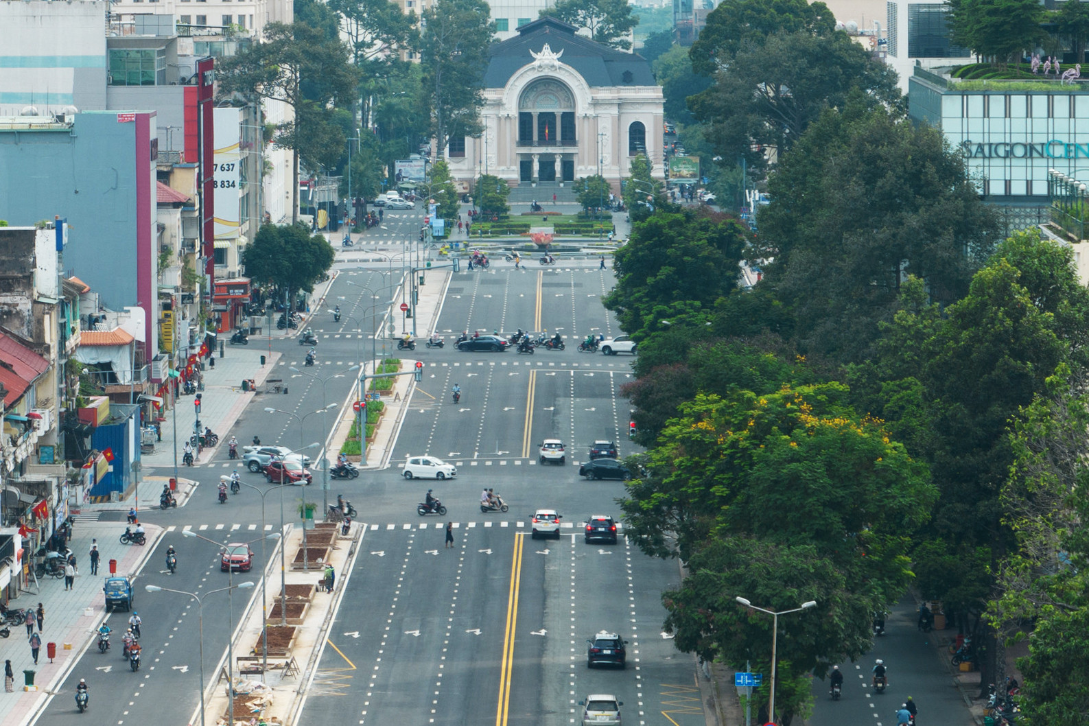 Vỉa hè đường Lê Lợi được đề xuất lắp mái che, bên đối diện rợp bóng cây