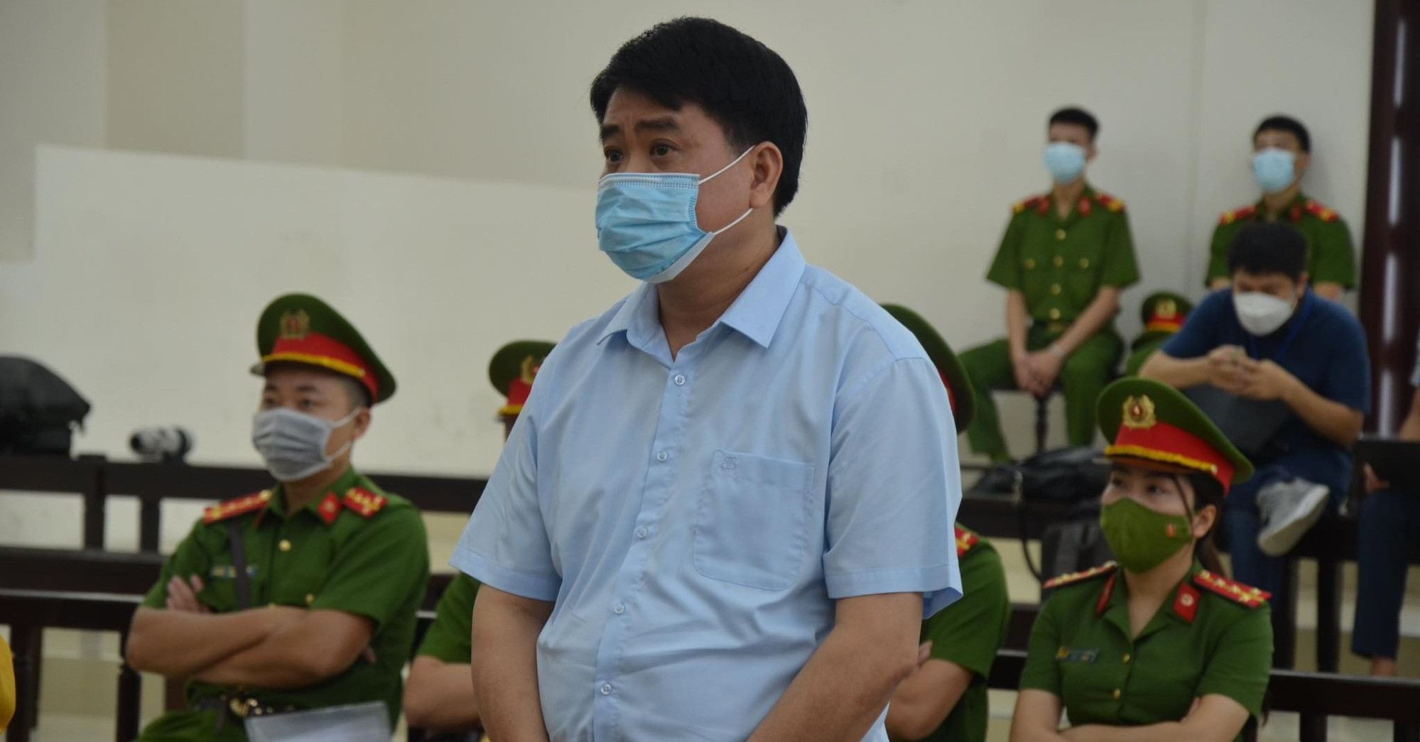 นาย Nguyen Duc Chung บังคับให้ผู้ใต้บังคับบัญชาซื้อต้นไม้จาก “คนรู้จัก” ที่ซ่อนตัวจากหนี้สิน