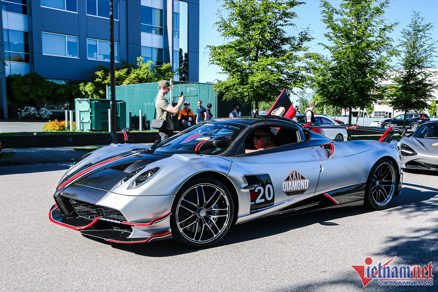 'Chạm mặt' Pagani Huayra Roadster BC bản giới hạn giá gần 5 triệu USD