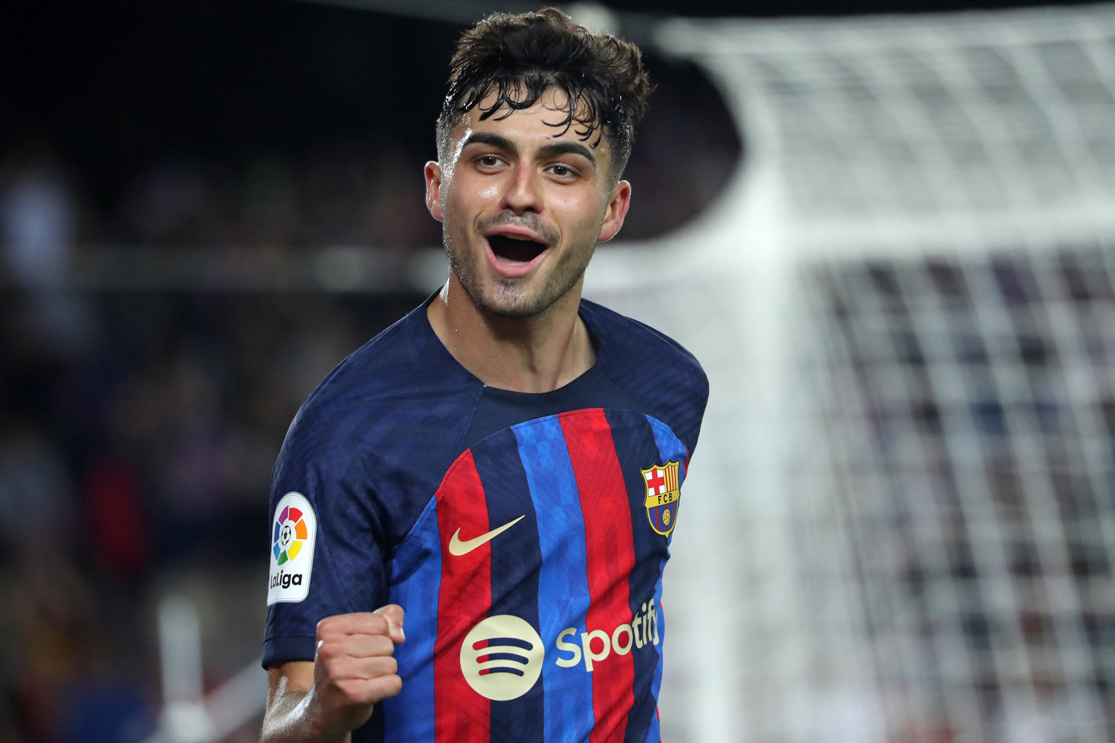 Pedri báo tin vui cho MU và Man City