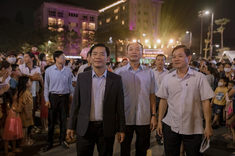Hàng ngàn du khách chen chân dự lễ khai trương phố đi bộ gần 100 tỷ đồng ở Huế