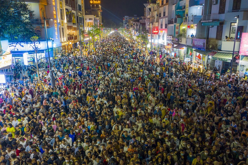 Hàng ngàn du khách chen chân dự lễ khai trương phố đi bộ gần 100 tỷ đồng ở Huế