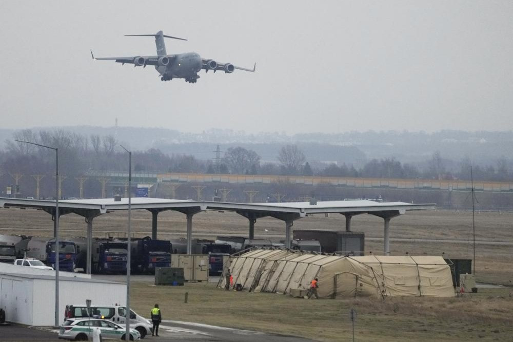 Điều gì khiến sân bay bé nhỏ ở Ba Lan gần Ukraine bỗng ‘nổi như cồn’?