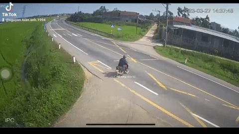 Khoảnh khắc ô tô khách tránh xe máy rồi mất lái lao xuống ruộng ở Quảng Ngãi
