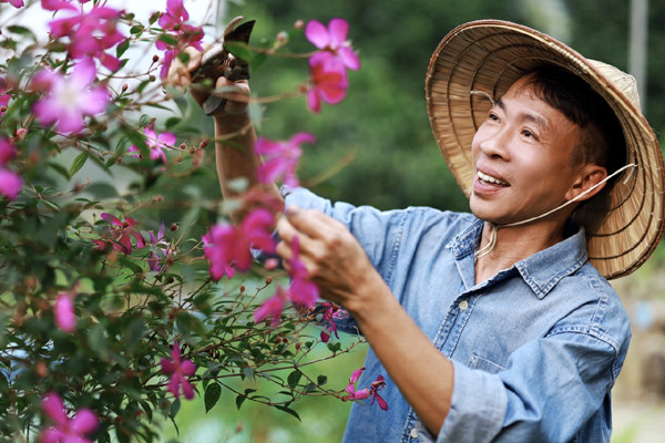 NSƯT Việt Hoàn: 60 tuổi giã từ sân khấu, ấp ủ xây nhà dưỡng lão nghệ sĩ