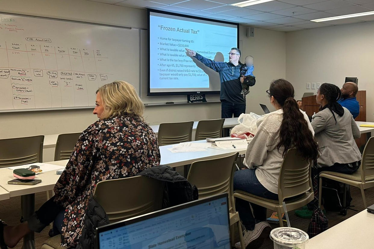 Mẹ bế con 7 tháng tuổi đến lớp học và hành động bất ngờ của thầy giáo