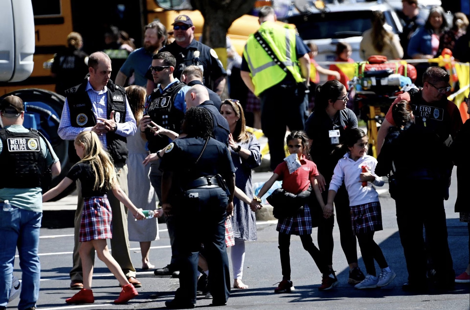 Một phụ nữ xả súng tại trường tiểu học Mỹ, nhiều người thiệt mạng