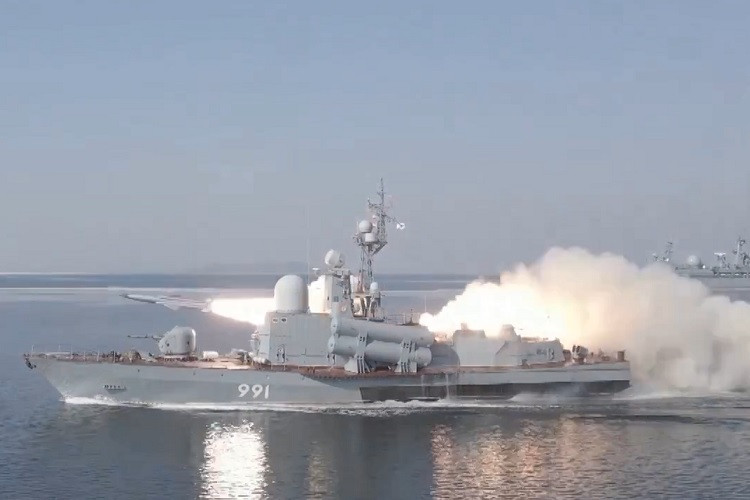 Video chiến hạm Nga phóng tên lửa siêu thanh trên biển gần Nhật Bản