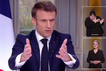 Lý do Tổng thống Pháp tháo đồng hồ đắt tiền trong buổi phỏng vấn truyền hình