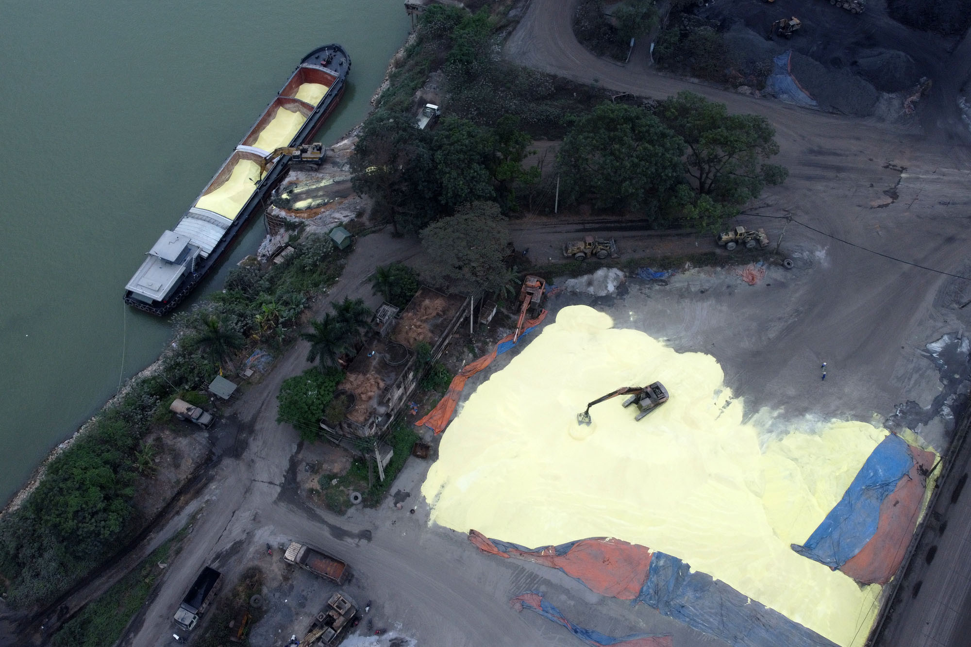 Phú Thọ: Hàng nghìn tấn lưu huỳnh lộ thiên ven sông Lô