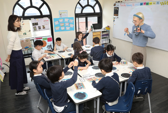Cha mẹ Hàn đua nhau cho con học tiếng Anh từ mẫu giáo